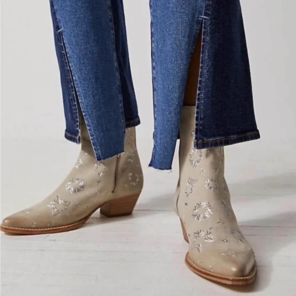 Free People silver star khaki colored bower booties 39(8.5)
